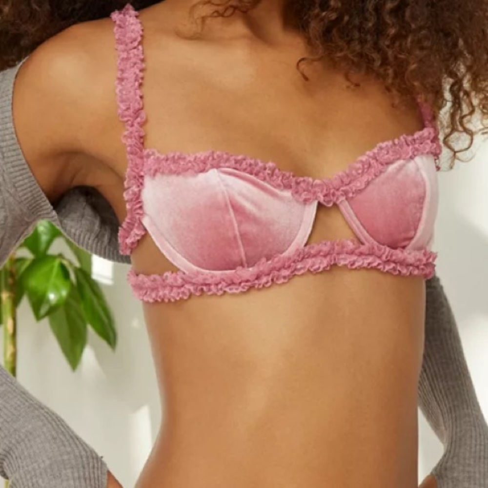 NWOT UO out from under boudoir ruffle velvet lace pink underwire bra size 34C